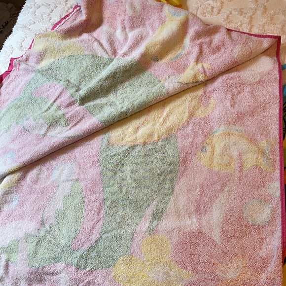 Kids hooded wearable beach towels! - Picture 4 of 13